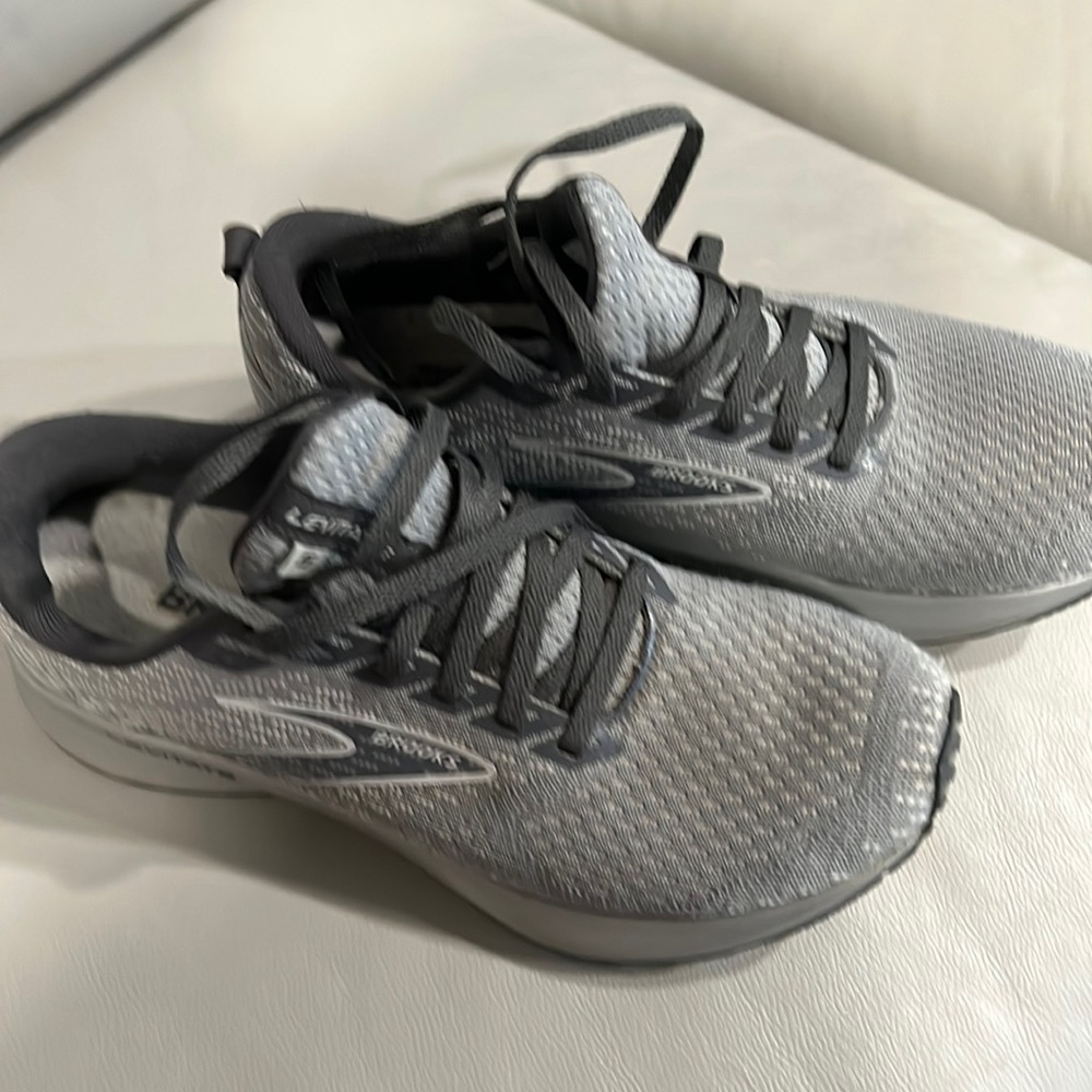 Brooks Size 8 Levitate